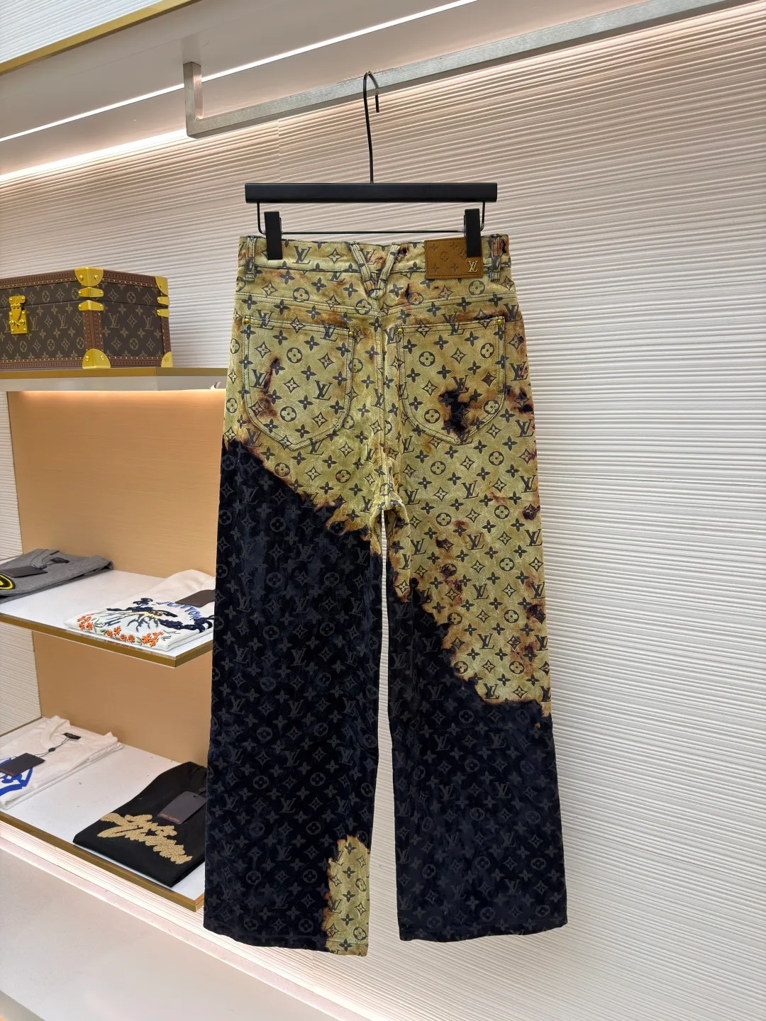 LOUIS VUITTON bonfire flocked denim trousers ●Original version: purchased and developed by 12889 ●Item number: 1681659-C55 ●Fabric: jacquard flocked denim fabric ●Technology: Shaohua production ●Version: fitted version ●Weight: about 850 grams ●Size: 30-32-34-36 ●Description: Jacquard flocked denim fabric using twill weave. The texture is thick and the twill texture and clear lines have been properly processed. The fabric is custom-dyed and spun yarn is flocked, with the classic presbyopia pattern throughout. The entire piece of garment is cut using infrared laser positioning. The body is cut by hand to match the pattern. The pieces are cut and positioned to match the pattern. The entire width of the garment is fixed with single-needle embroidery in thick lines. From the waistband, trouser pockets, and pockets, all are made to high-end sewing standards, and multiple processes are exclusively developed and customized, resulting in huge fabric losses. Each piece is made by a master with rich washing experience. He uses gauze to dip acrylic paint and apply it evenly on the flocking surface by hand according to the original positioning method. The dyeing time is controlled, and the scrap rate of defective products is extremely high. Each large piece presents a unique fire cloud effect. The overall wiring is straight and delicate, the fabric is comfortable and soft, and the color is consistent without color difference. It can be matched with the same style to create a fashionable look and control various occasions. Customized accessories, complete with three standards, same style for men and women!